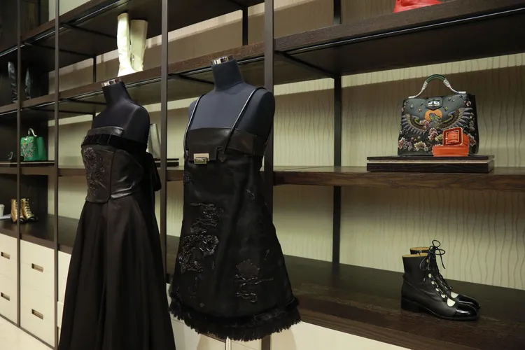 中式肚兜領型結合仿夏姿經典包型領口設計的西式細肩帶所完成的優雅小洋裝別有玩味。品牌提供