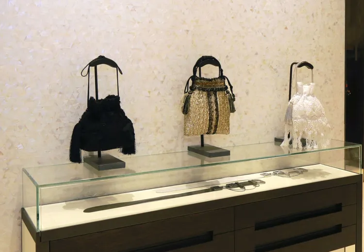 各種樣式設計的刺繡、提花荷包是2023秋冬系列的亮點。品牌提供