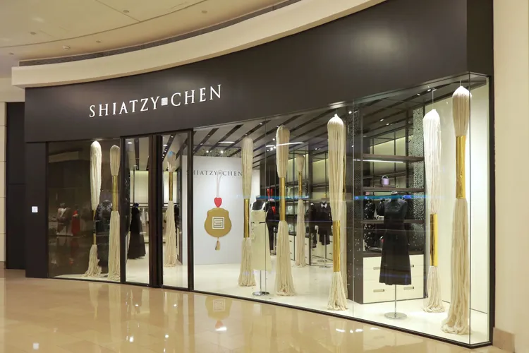 夏姿以穿越象徵絲絲心意的流蘇棉線裝置，引領進入領略SHIATZY CHEN 2023秋冬系列新品。品牌提供