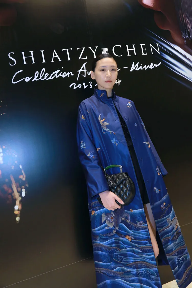 「荷緜」高級訂製款外套，以100%絲緞材質製作，滿版全手工刺繡圖包含雲海、鳳凰、花鳥、 躍兔、 麒麟等，59萬9800元。品牌提供