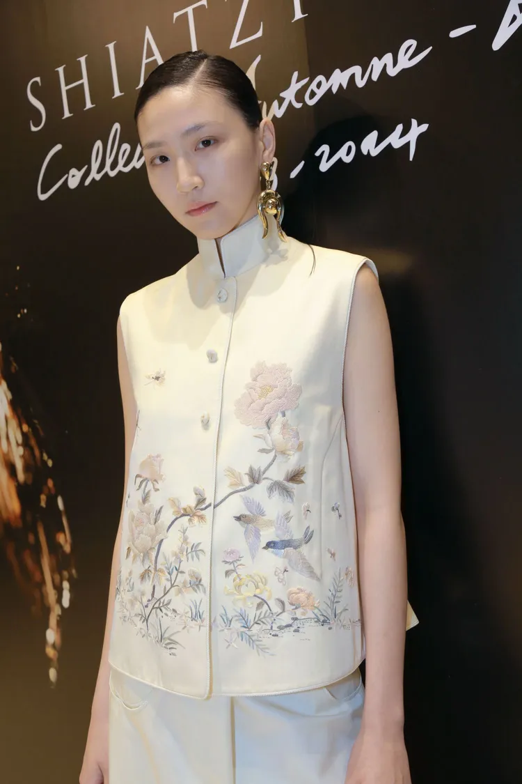 全手工滿版刺繡圖騰背心外套，包含蝴蝶、鳳凰、花鳥圖，風格清雅，19萬5800元。品牌提供