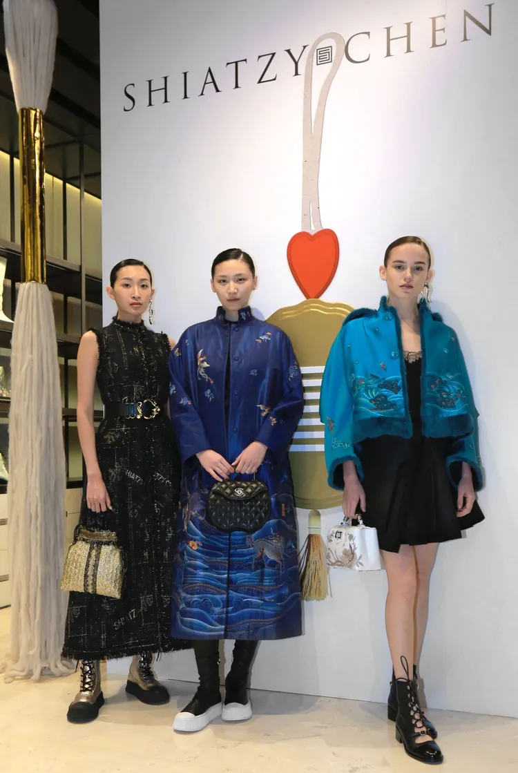 夏姿在2023秋冬系列中，從剪裁、面料、刺繡工藝以及文化風情等面向，展現中西合璧的豐富創意。品牌提供