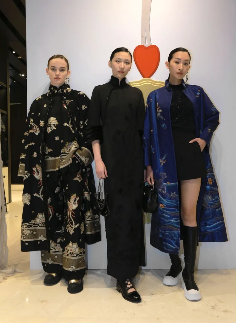 「荷緜」主題的靈感源自古代中國女性親自手繡縫製送給心儀之人的「荷包」，夏姿取其中式如意圓潤之形演繹於時裝設計。品牌提供