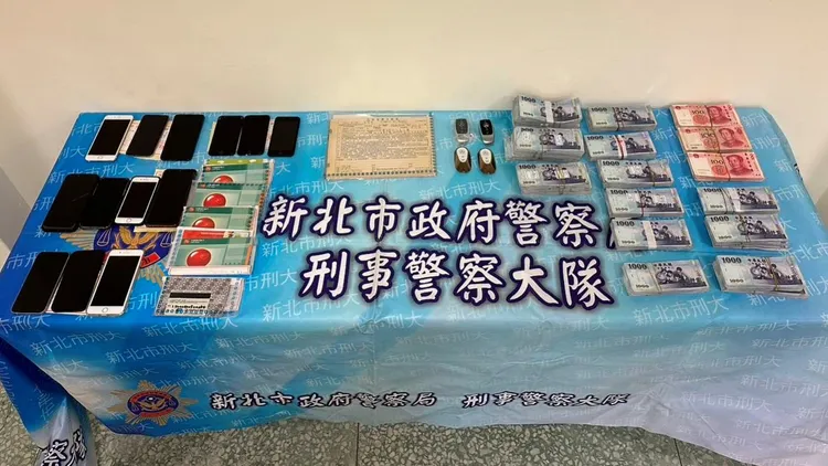 警方查獲現金、手機等證物。新北市刑大提供