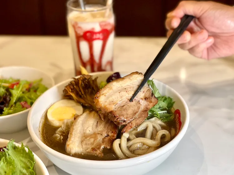 炙燒角煮湯咖哩烏龍麵，售價299元。曾仲葳攝