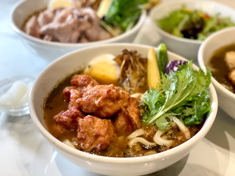 唐揚雞塊湯咖哩烏龍麵，售價299元。曾仲葳攝