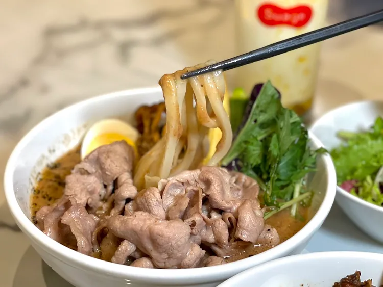 梅花肉片湯咖哩烏龍麵，售價299元。曾仲葳攝