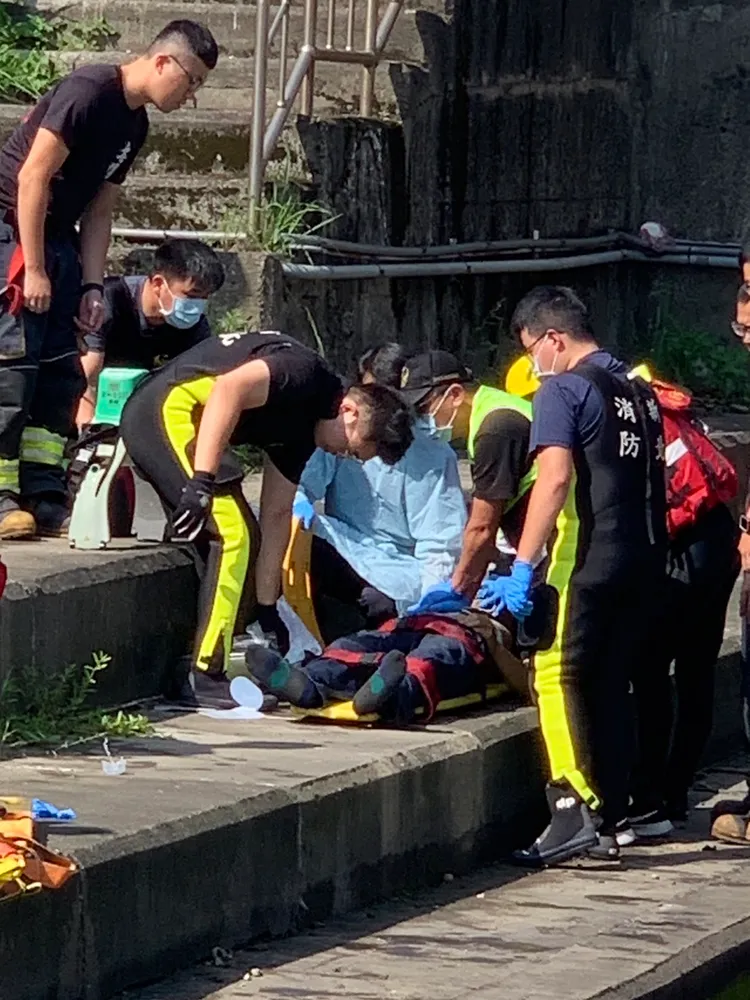 警消將駕駛救出。新北市消防局提供
