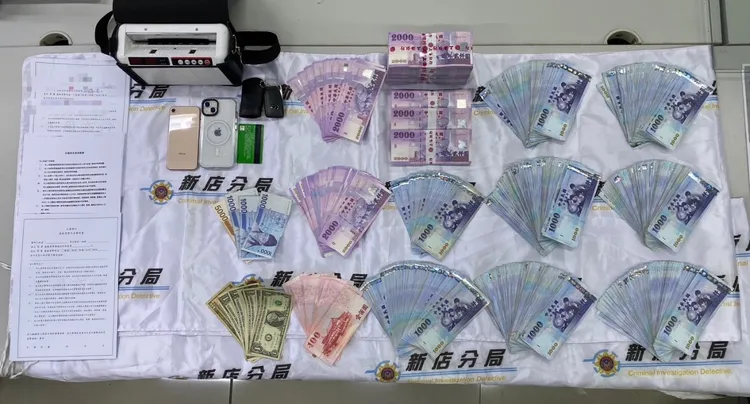 警方起出300萬現金。新店警分局提供