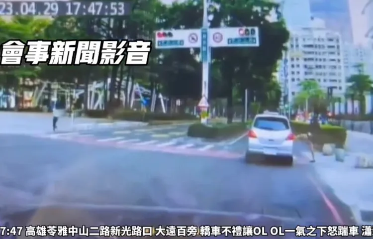 長髮OL一腳踹向不禮讓行人的自小客車。翻攝自社會事新聞影音群組