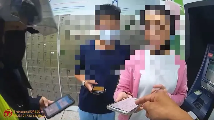 警方巡邏攔阻詐騙。翻攝畫面