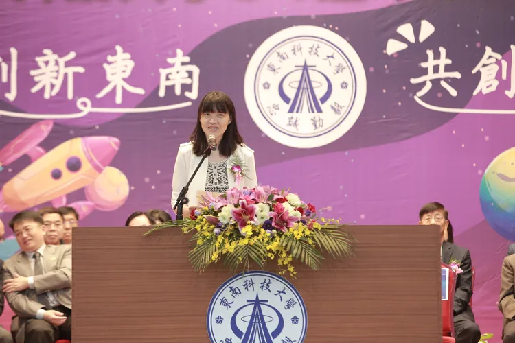 東南科技大學董事長蔣南南致詞，為該校戮力奉獻，精勤學習的教職同仁、學生致意。校方提供