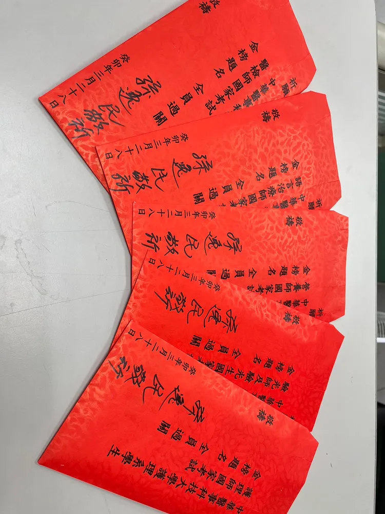 校方向文昌帝君呈上各科系考生名單。校方提供