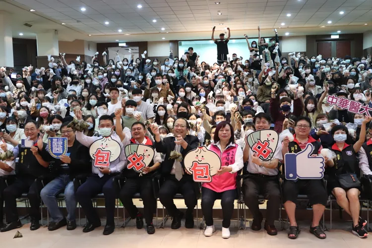 考生人手一包粽子、包子。校方提供