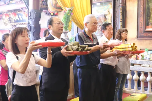 有拜有保庇!中華醫大去年奪國考雙榜首 再向文昌帝君「交名單」祈福包中