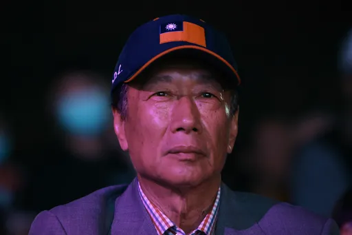 氣氛詭異!財經網美挺郭台銘選到底:真男人不放棄 他卻籲「半年再回台」