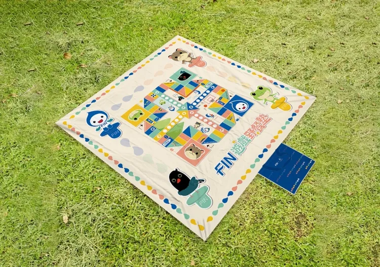 全家獨家的「黑松FIN品牌月」集章趣活動，集滿12章就能加購100％回收寶特瓶製的「FIN遊戲野餐墊」。業者提供