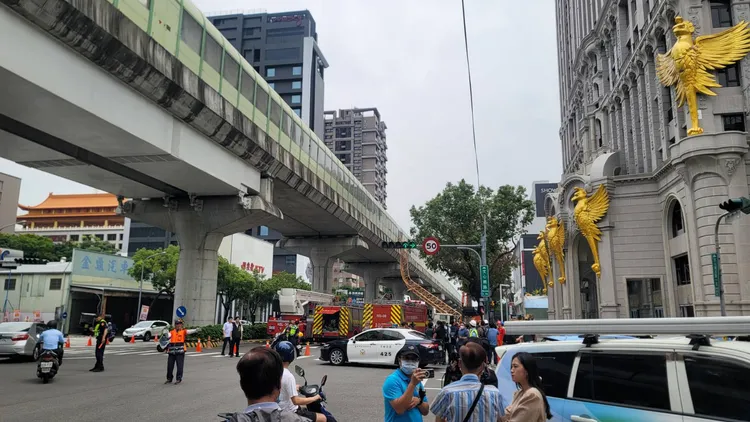 興富發建案「市心愛悅」吊臂砸進中捷軌道，導致列車撞上造成1死10傷。資料照片