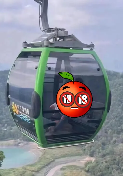 日月潭水晶纜車有情侶大膽口愛照片瘋傳。取自推特