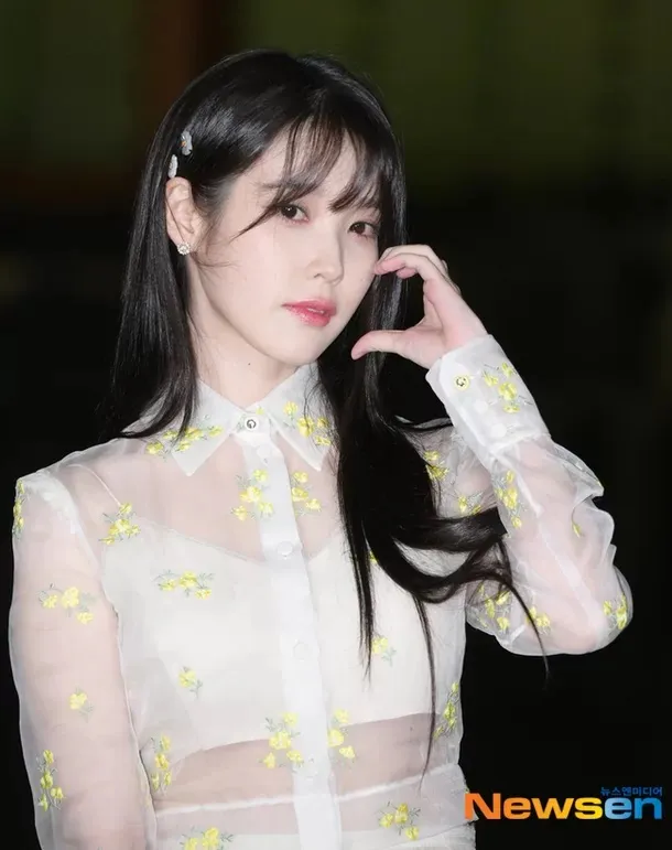 昨是IU的30歲生日，她以壽星之姿立挺代言的GUCCI於首爾舉行的大秀。翻攝NEWSEN網站