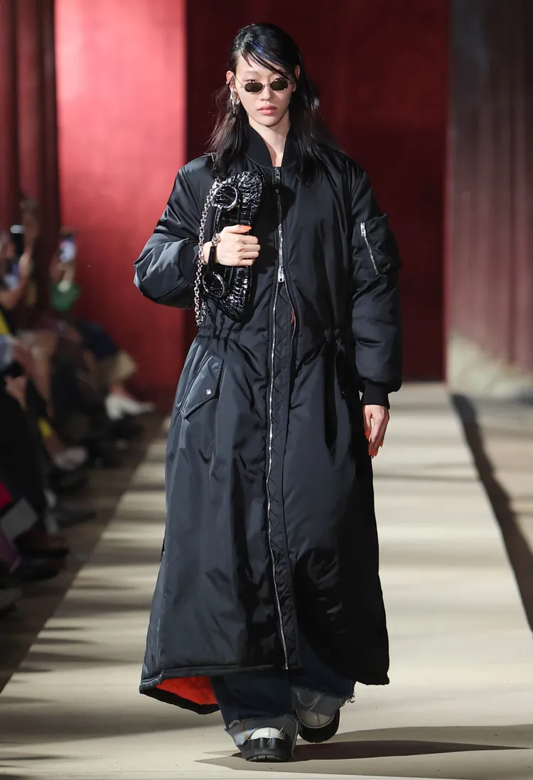 飛行外套加長為宛如宴會禮服的款式。品牌提供