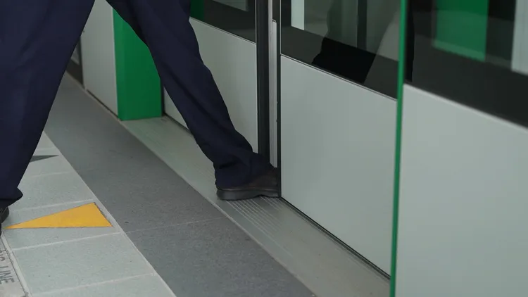 以腳擋住車門或月台門，均可阻止列車離站。市府提供