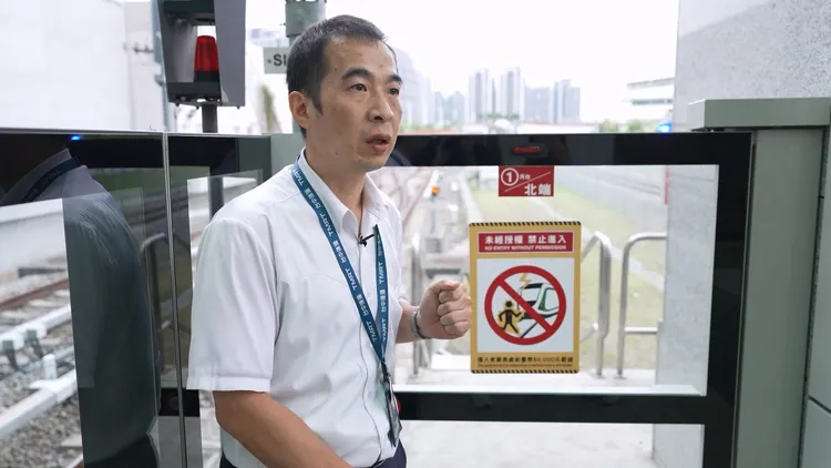 中捷運務處長許泰銘說，月台門端的緊急斷電鈕，作用並不是緊急停車，未來研議增設月台緊急停車按鈕。市府提供