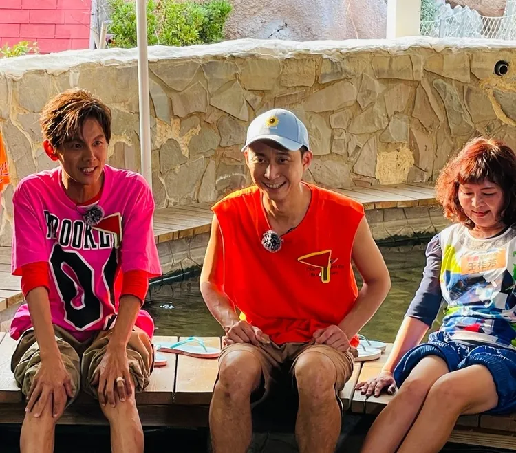 阿翔（左起）和浩子給溫泉魚「咬腳」，心驚膽跳。民視提供