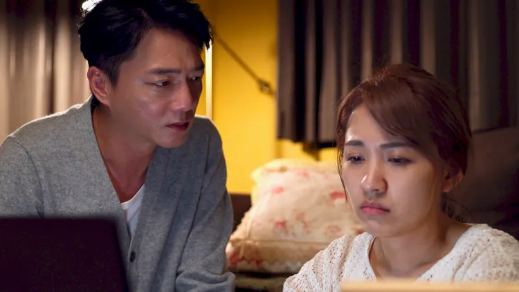 林玟誼（右）煩惱該如何拯救藍葦華咖啡廳生意。華視提供