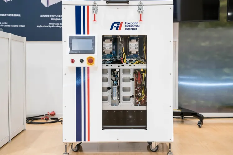 鴻海股東會展示AI伺服器。鴻海提供