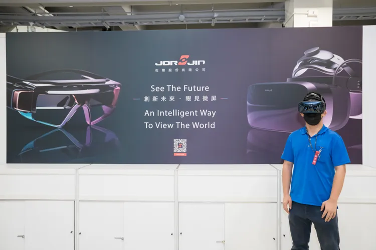 鴻海今天在股東會現場也提供AR眼鏡給股東體驗。鴻海提供