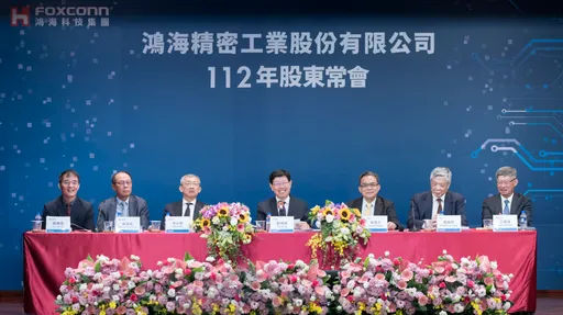 鴻海股東會配發5.3元現金 劉揚偉透露今年再推讓人耳目一新的車款