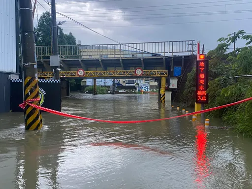 新竹市持续强降雨!多处地下道严重淹水 阻断道路难通行