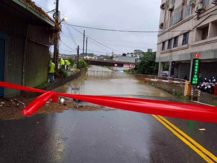 新竹元培（三姓橋）地下道嚴重淹水，香山高中七點宣布停課。翻攝自新竹市議員廖子齊臉書