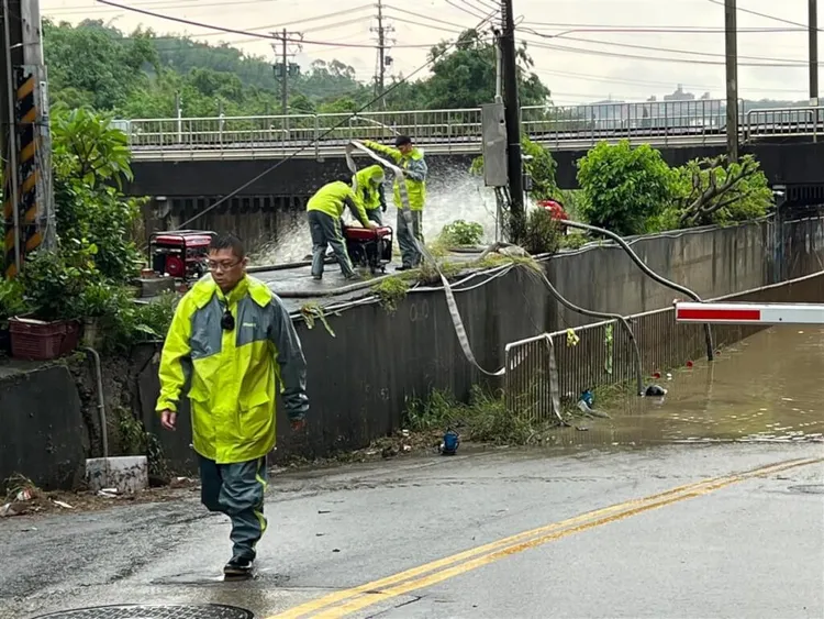 新竹市19日凌晨起持續強降雨，造成多處道路及地下道嚴重積水，新竹市消防局一早加派人力到場抽水，盼能儘早恢復交通。（新竹市政府提供）中央社