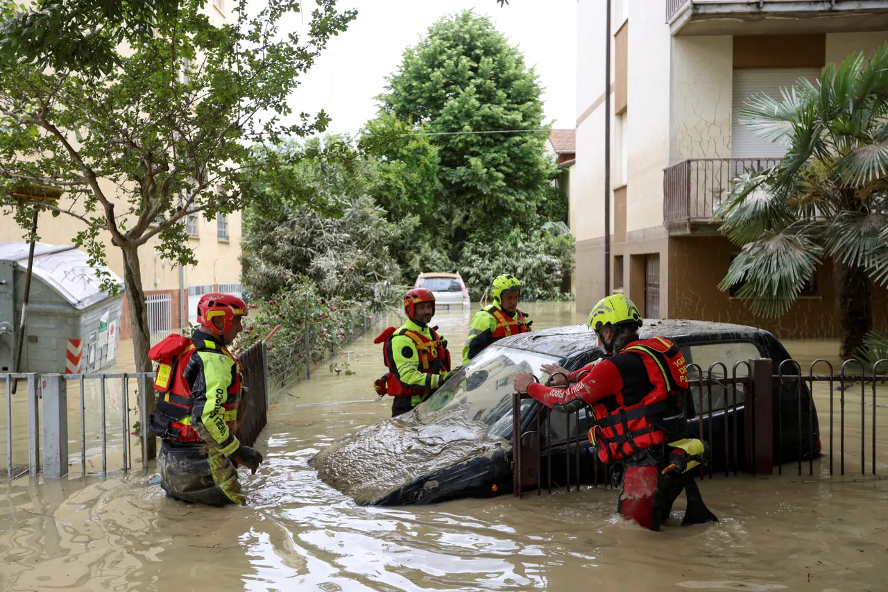 義大利艾米利亞-羅馬涅大區法恩扎(Faenza)鎮18日因豪雨成災,有不少汽車被水淹,消防人員協助救災。路透社