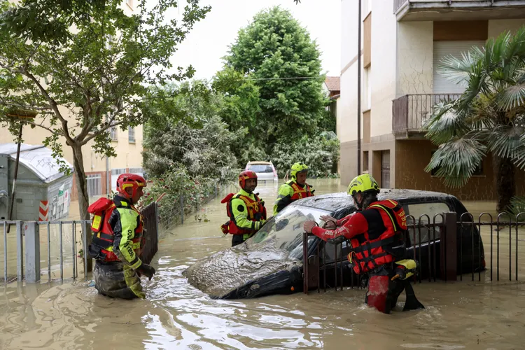 義大利艾米利亞-羅馬涅大區法恩扎（Faenza）鎮18日因豪雨成災，有不少汽車被水淹，消防人員協助救災。路透社