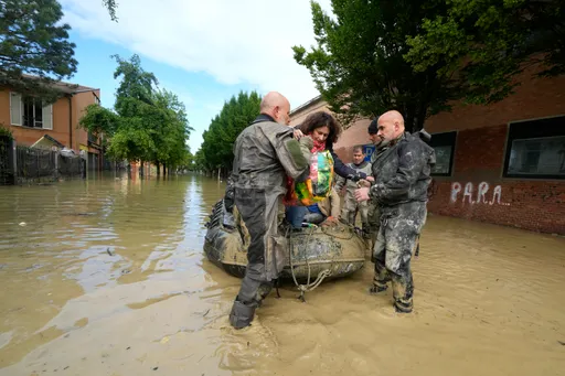 暴雨水淹義大利增至13死 1.3萬人緊急撤離家園