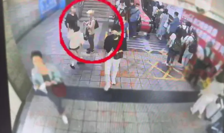 熱心民眾與短裙妹一起攔住色狼。翻攝畫面