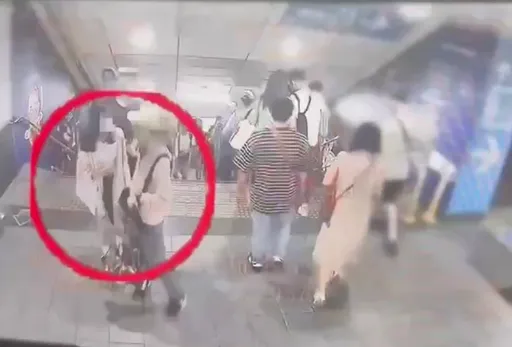 短裙正妹捷運站遭偷拍裙底 正義哥出現了!與她一同逮色狼