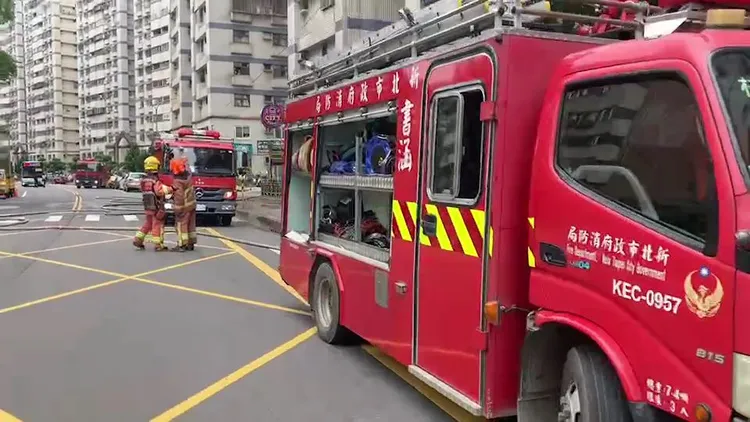 警消前往灌救。新北市消防局提供