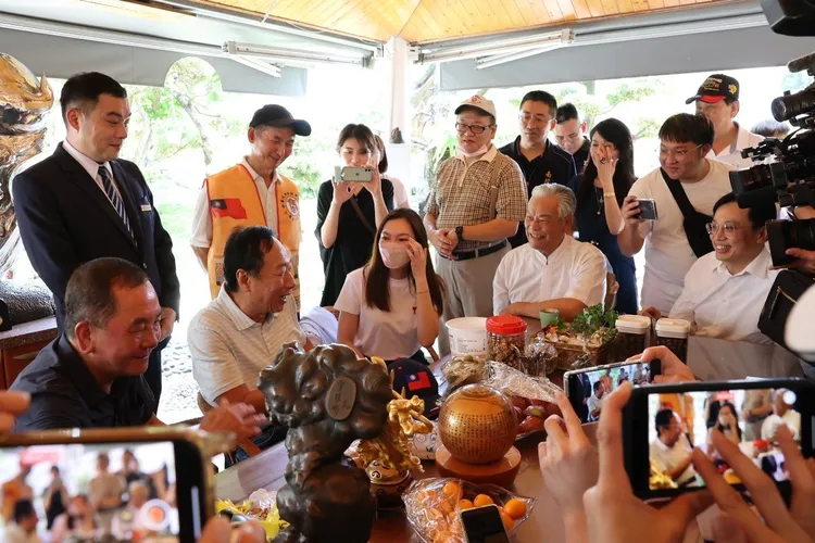 郭台銘與紫南宮主委莊秋安及地方人士閒話家常。郭台銘辦公室提供