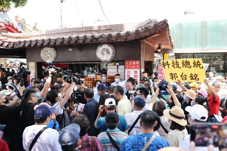 郭台銘到竹山紫南宮參拜，受到民眾熱烈歡迎。郭台銘辦公室提供