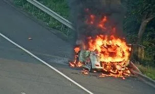 現場火勢猛烈。國道警方提供