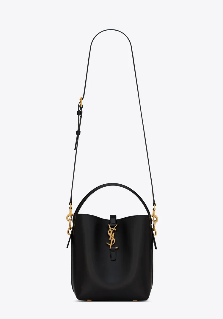 LE 37亮面皮革水桶包配有皮革提把及可調節長度的可拆式皮革背帶，可以變化出手提、肩背的使用方式。品牌提供