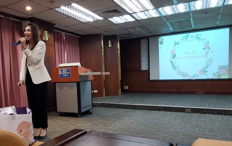 范瑞薔薇向其他新住民分享自己在台的經驗。翻攝畫面