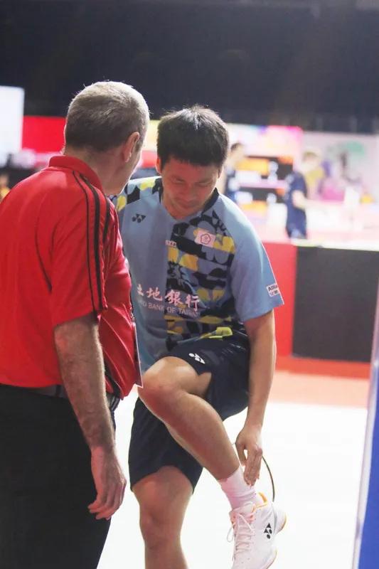 2023馬來西亞羽球大師賽23日登場，男雙李洋（圖）與王齊麟於第一局開始後為避免傷勢復發退賽。圖為李洋在場上向場邊人員說明因腳傷退賽。
中央社