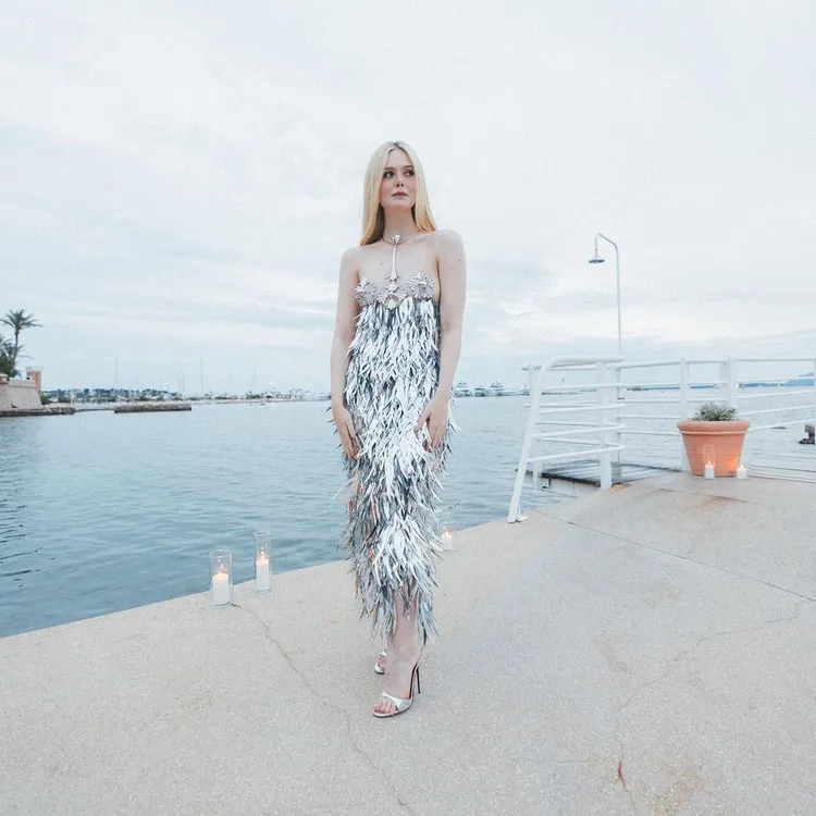 艾兒芬妮日前出席派對時選穿的西班牙設計師品牌Paco Rabanne秋冬洋裝，上身僅用金屬雕刻組件遮住美胸的設計，讓人驚呼連連。翻攝ellefanning IG