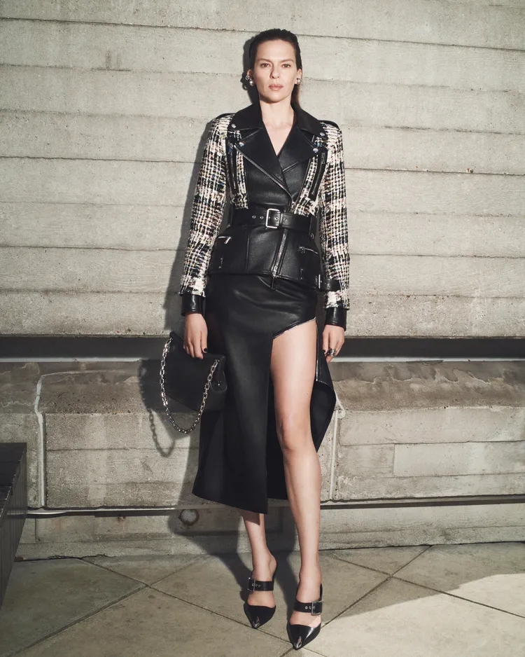 揉合機車騎士夾克元素的輪廓，為Alexander McQueen早秋系列增添洋溢叛逆個性的反動情緒。品牌提供