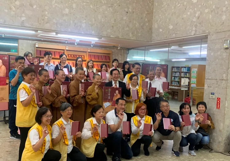 普門寺住持滿方法師等貴賓，與東南科技大學校長李清吟等教職員代表合影。校方提供